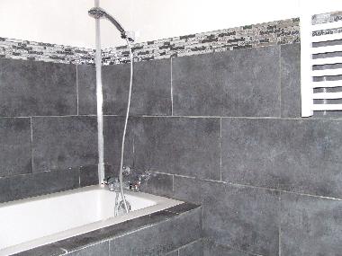 Salle de bain N 1 ave cbaoignoire et douche