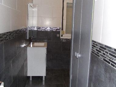 Salle de bain N 1 avec lavabo et placard