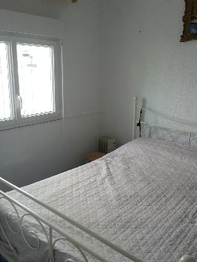 chambre 1 qui donne sur la terrasse sur rue