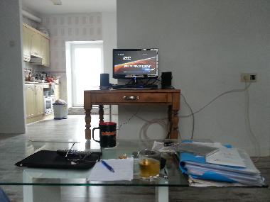 Du Salon on voit la cuisine salle  manger et la porte de la terrasse