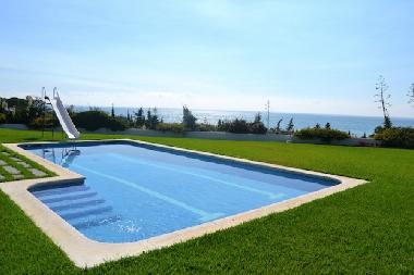 Piscine priv�e avec toboggan