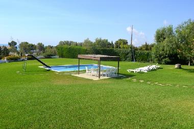piscine avec chaises longues et tonnelle