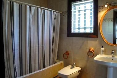 salle de bain avec baignoire