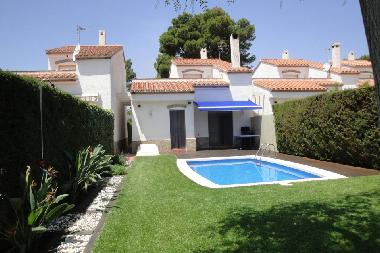 piscine et maison vue arrire, terrasse et store