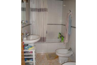 salle de bain du rez de chausse avec baignoire