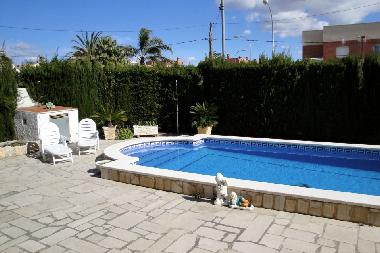 piscine priv�e avec chaises longues