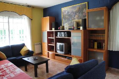 salon avec canap� lit double et tv