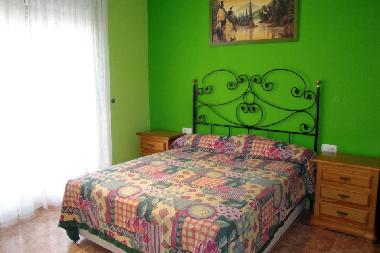 chambre avec grand lit