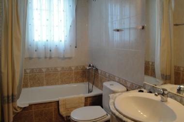 1� salle de bain avec baignoire