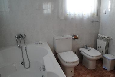 2� salle de bain avec baignoire