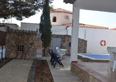 piscine avec barbecue et terrasse meuble