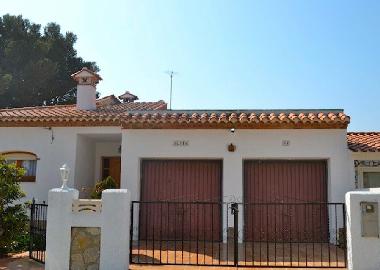 faade de la villa avec ses deux garages