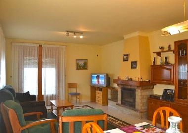 salon salle  manger avec TV espagnole et chemine