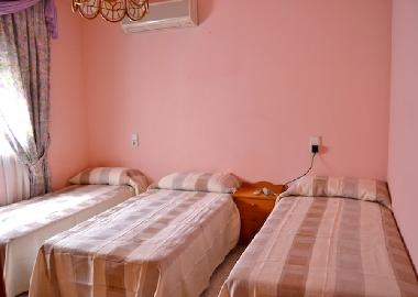 chambre triple avec air conditionn