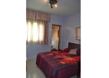 chambre double avec grand lit et sa salle de bain