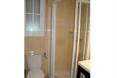 salle de bain avec douche du rez-de-chauss�e