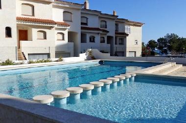 piscine communautaire avec bassins pour enfants et adultes