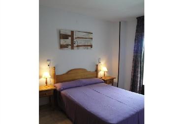 chambre avec lit double et terrasse