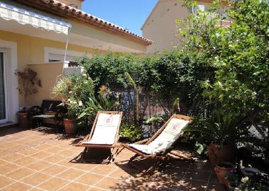 jardin priv avec chaises longues