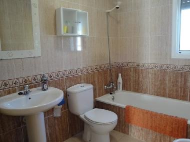 salle de bain avec baignoire