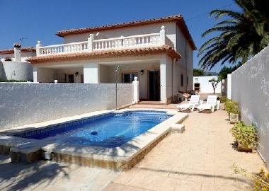 piscine prive chalet droit, barbecue, chaises longues