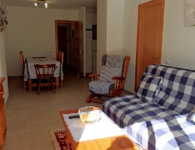 salon avec canap lit double et salle  manger