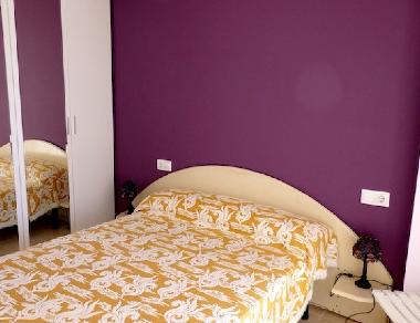 chambre en suite avec lit double, salle de bain avec douche