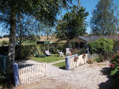 vue du gte de l extrieur avec le jardin ferm