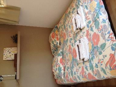 canap� lit d�pli� dans petite chambre