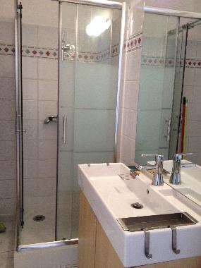 salle de bain avec douche