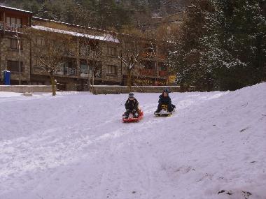 les joies de la luge devant les appartements 