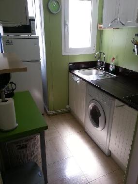 Cuisine:Frigo, plaque cuisson, micro-onde, plaque 2 feux