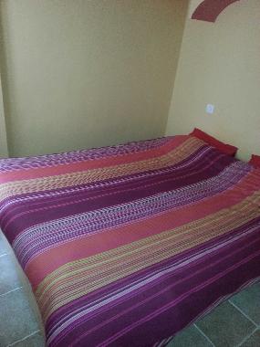 Chambre 1  : Lit double, placard, climatisation