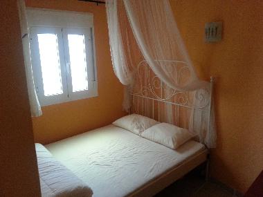 Chambre 2 : Lit double, commode, climatisation, moustiquaire