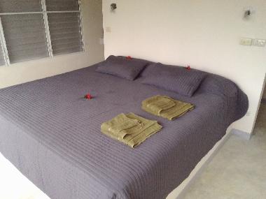 chambre parentale avec lit King Size 200cm x 200cm literie SIMMONS excellente qualite