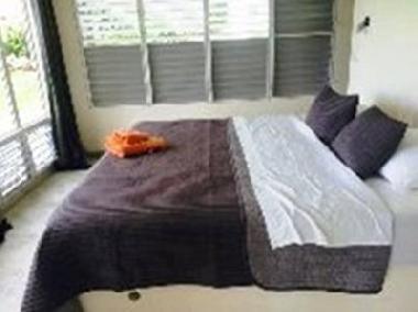 Chambre avec lit King Size (200 cm X 200 cm) penderie/placard et douche privative ainsi que wc separ