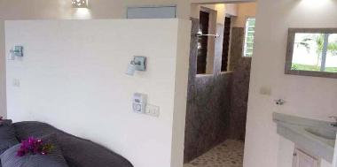 chambre parentale avec douche, lavabo vasque et wc separe