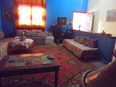 tr�s grand salon pouvant aussi servir de couchage (t�l� parabole)