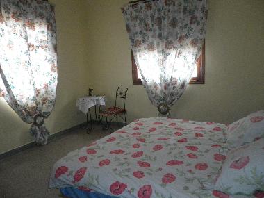 grande chambre lit de 2 m avec tr�s grande armoire