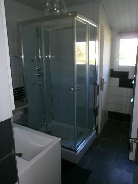 salle de bain avec WC au fond