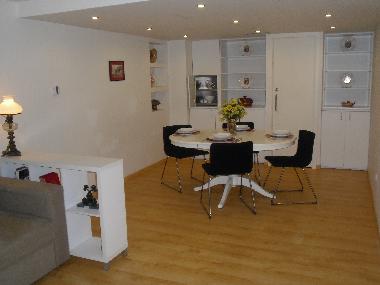 Sale � Manger, en regardant le monte-plats pour la Cuisine 