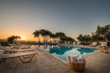 Piscine communautaire et un restaurant