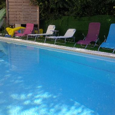 transats autour de la piscine