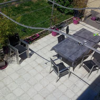 table et chaises sur la terrasse