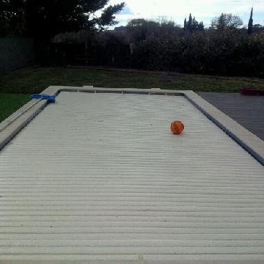 piscine securis� oar un volet roulant 