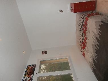 chambre 2 eprsonnes au rez de chauss� avec une salle de douche a cot� 