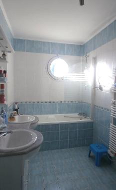 salle de bain a l�tage avec wc 