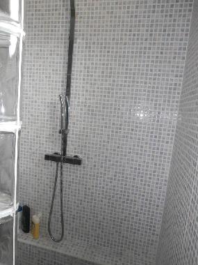 salle de douche de la suite parentale avec wc 