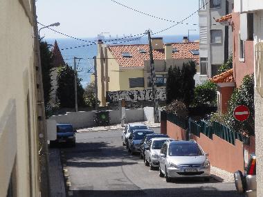 D�s notre b�timent, vue de la rue vers la plage