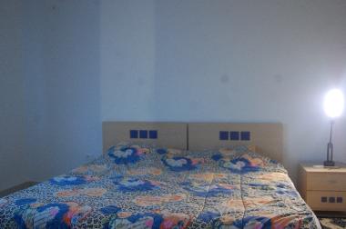 chambre avec lit double confortable et salle de bain ensuite